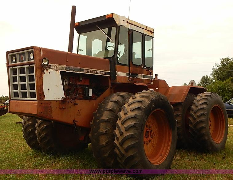 image for item J1124 1978 International 4386 tractor
