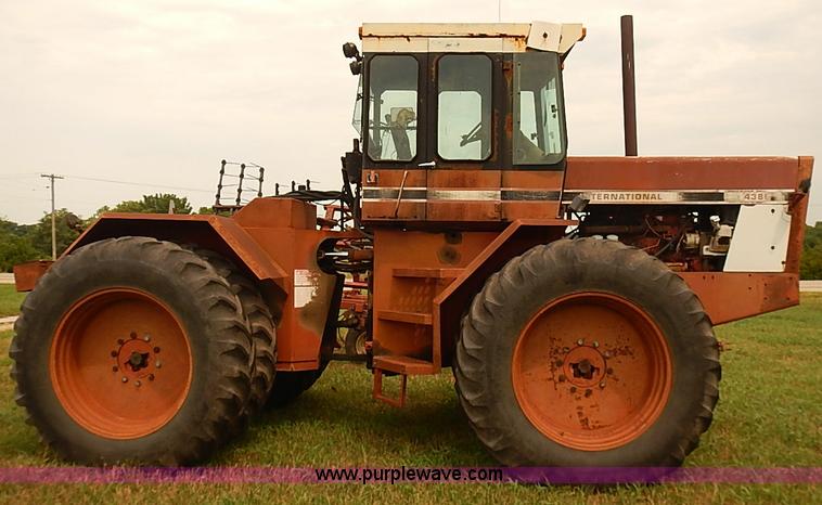 image for item J1124 1978 International 4386 tractor