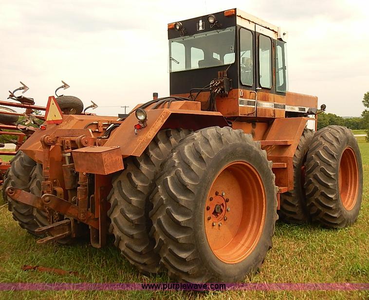 image for item J1124 1978 International 4386 tractor