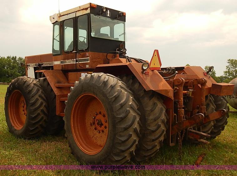 image for item J1124 1978 International 4386 tractor