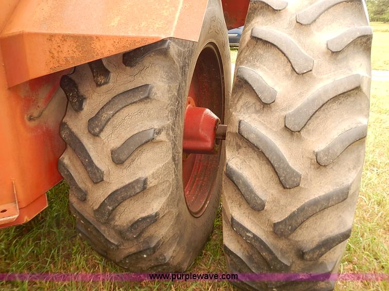 image for item J1124 1978 International 4386 tractor