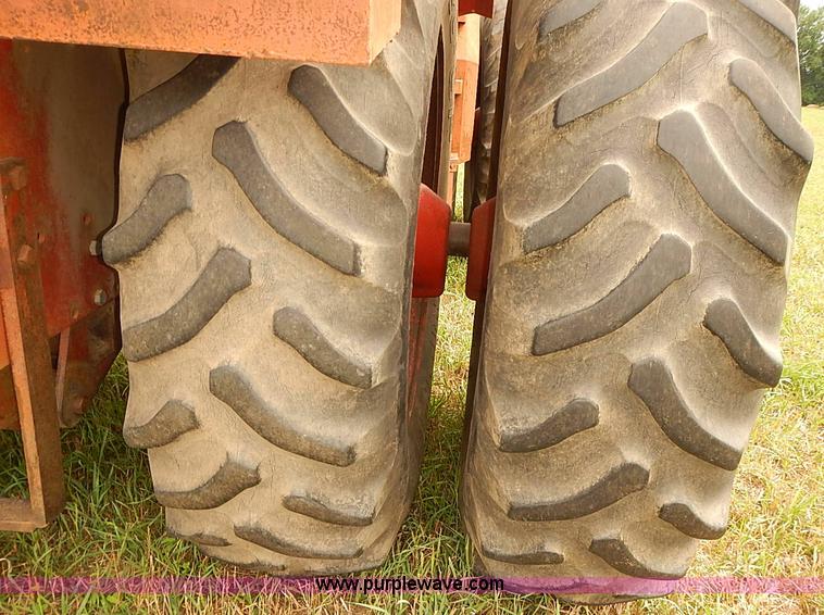 image for item J1124 1978 International 4386 tractor