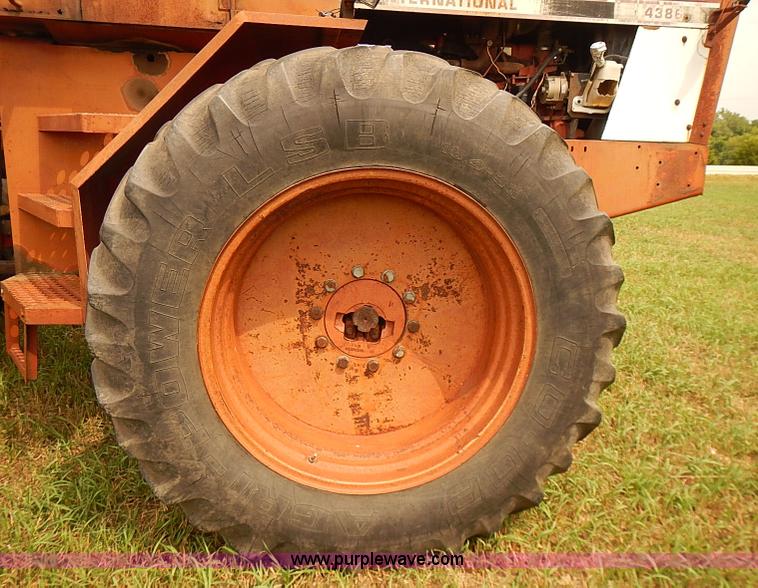 image for item J1124 1978 International 4386 tractor