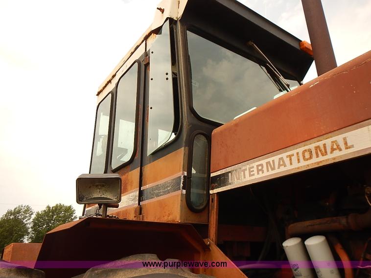image for item J1124 1978 International 4386 tractor