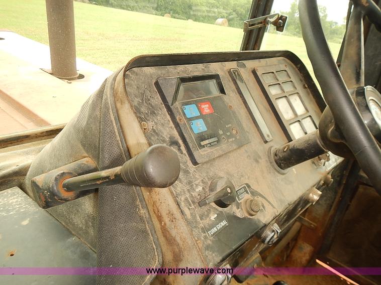 image for item J1124 1978 International 4386 tractor