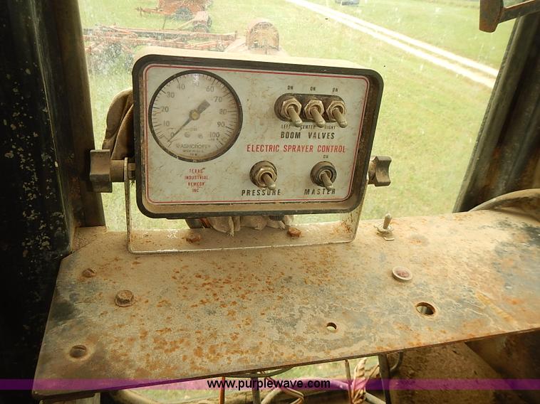 image for item J1124 1978 International 4386 tractor