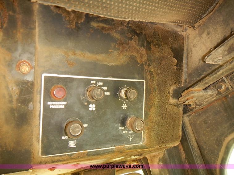 image for item J1124 1978 International 4386 tractor