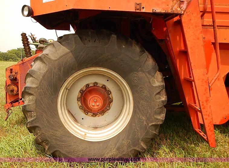 image for item J2075 Massey Ferguson 760 combine