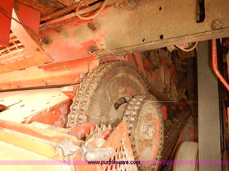 image for item J2075 Massey Ferguson 760 combine