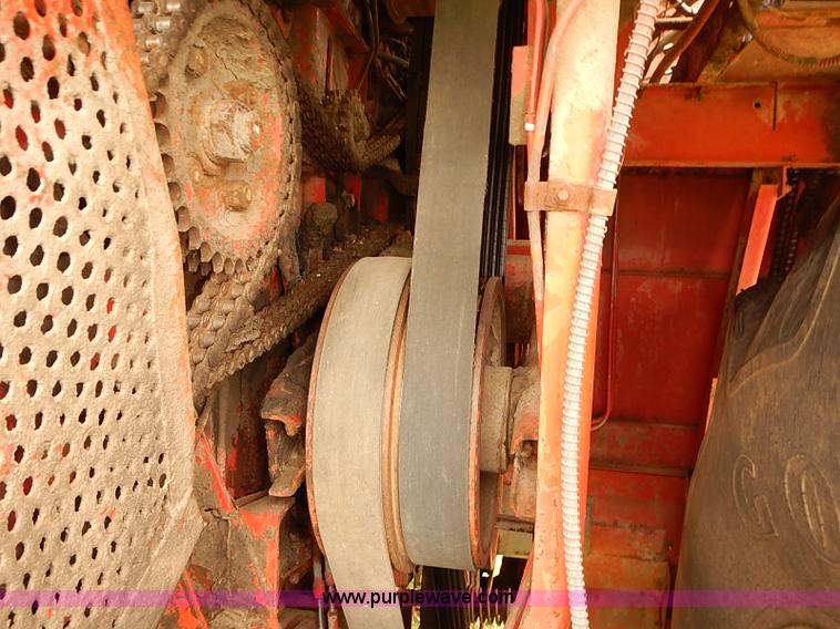 image for item J2075 Massey Ferguson 760 combine