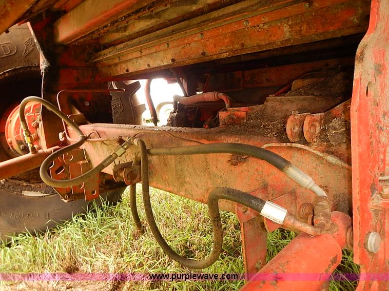 image for item J2075 Massey Ferguson 760 combine
