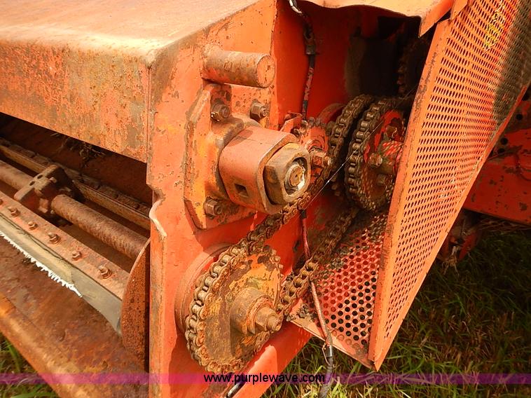 image for item J2075 Massey Ferguson 760 combine