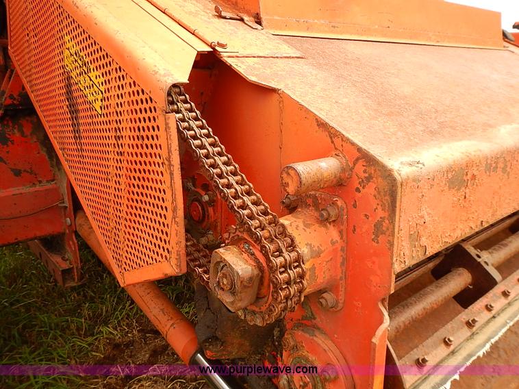 image for item J2075 Massey Ferguson 760 combine