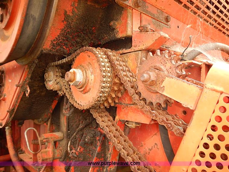 image for item J2075 Massey Ferguson 760 combine