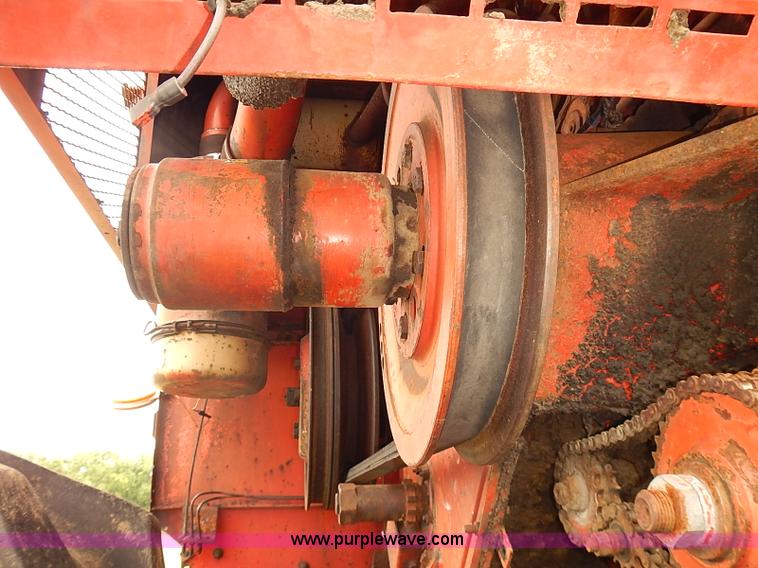 image for item J2075 Massey Ferguson 760 combine