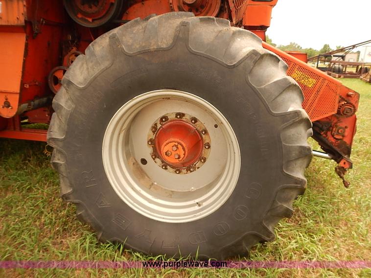 image for item J2075 Massey Ferguson 760 combine