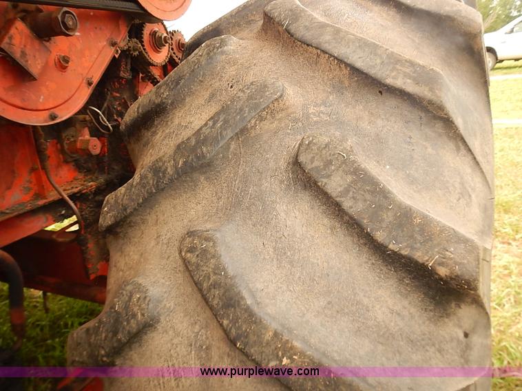 image for item J2075 Massey Ferguson 760 combine