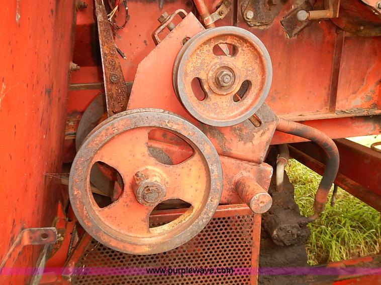 image for item J2075 Massey Ferguson 760 combine