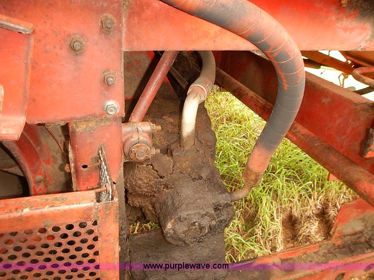 image for item J2075 Massey Ferguson 760 combine