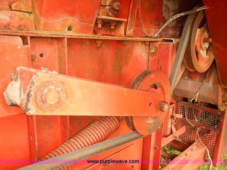 image for item J2075 Massey Ferguson 760 combine