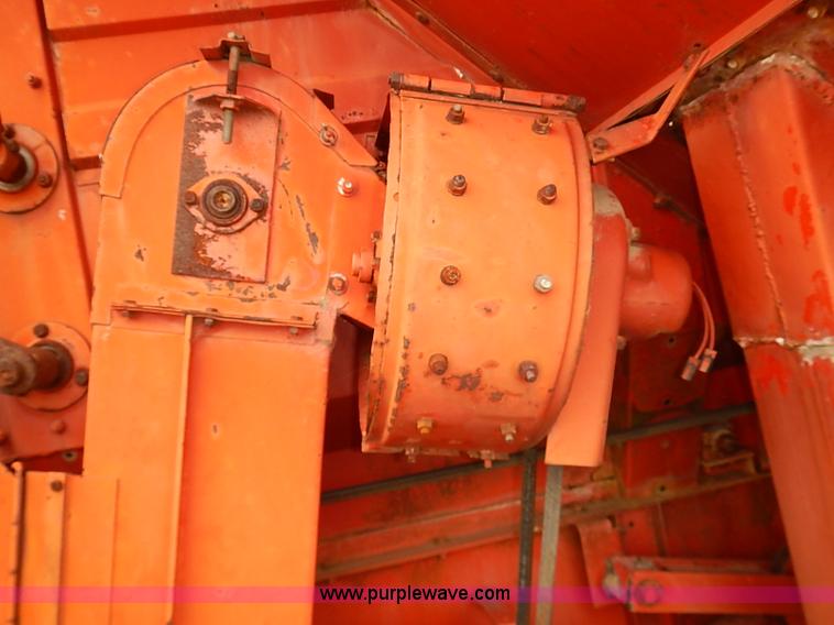 image for item J2075 Massey Ferguson 760 combine