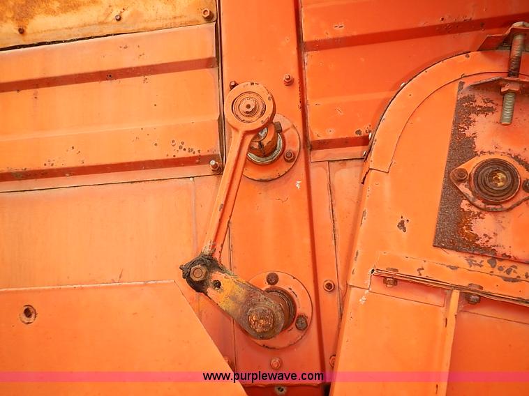 image for item J2075 Massey Ferguson 760 combine