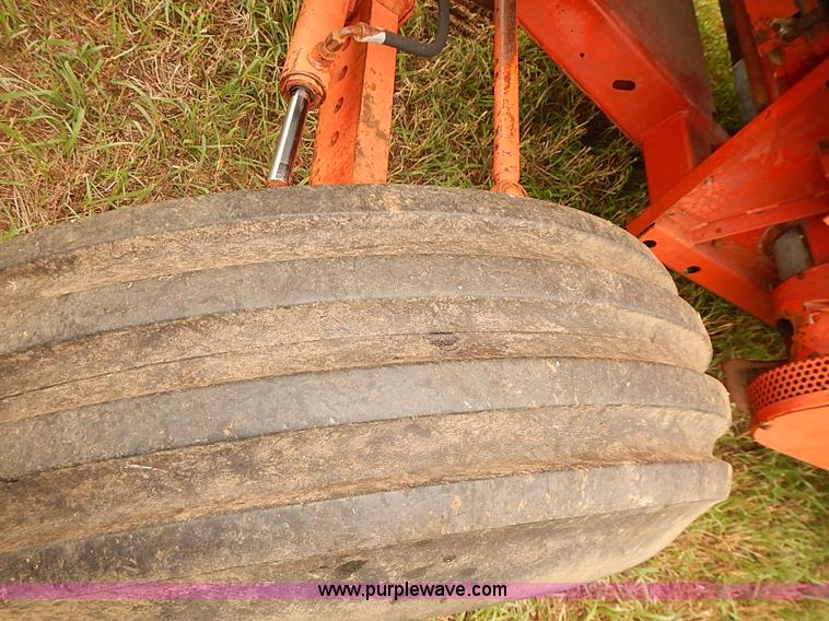 image for item J2075 Massey Ferguson 760 combine