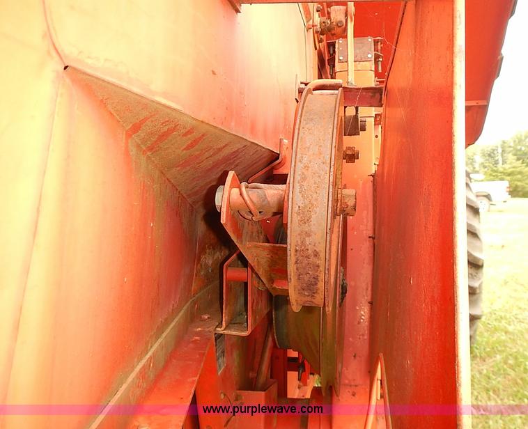 image for item J2075 Massey Ferguson 760 combine