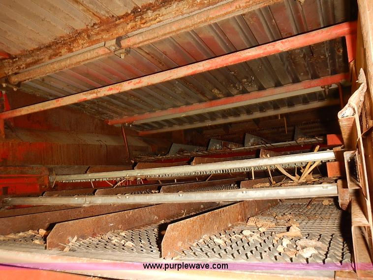 image for item J2075 Massey Ferguson 760 combine