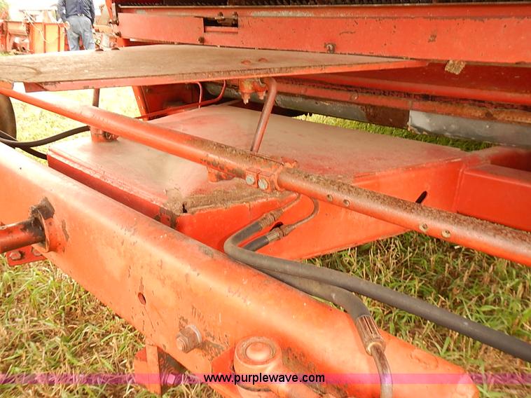 image for item J2075 Massey Ferguson 760 combine