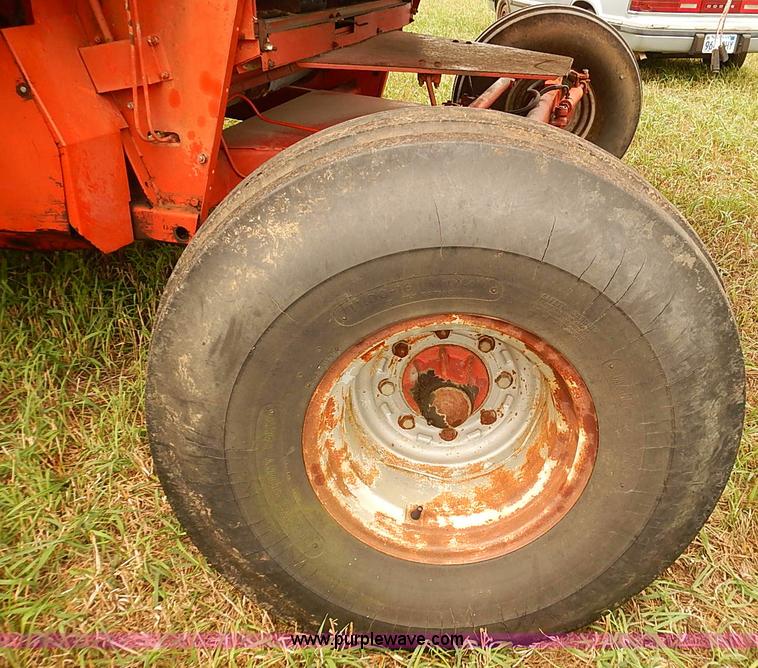 image for item J2075 Massey Ferguson 760 combine