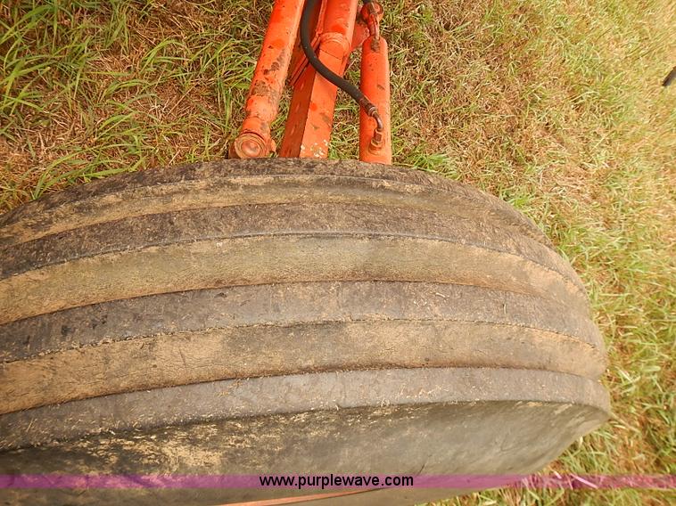 image for item J2075 Massey Ferguson 760 combine