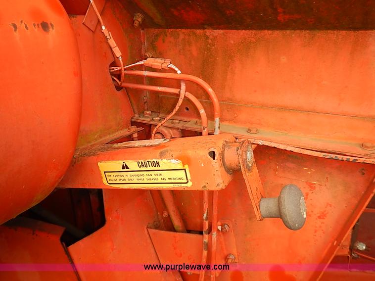 image for item J2075 Massey Ferguson 760 combine