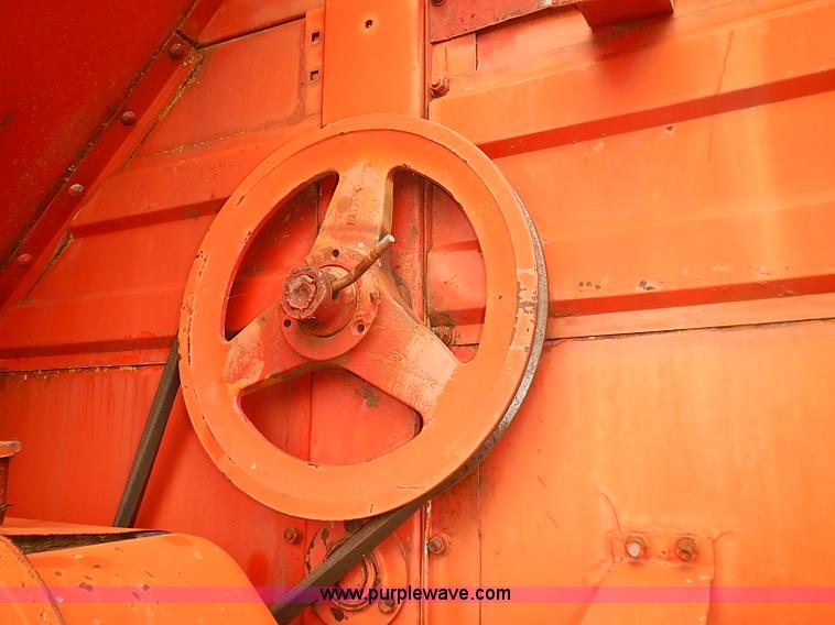 image for item J2075 Massey Ferguson 760 combine