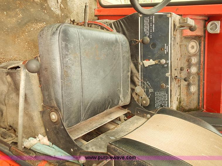 image for item J2075 Massey Ferguson 760 combine