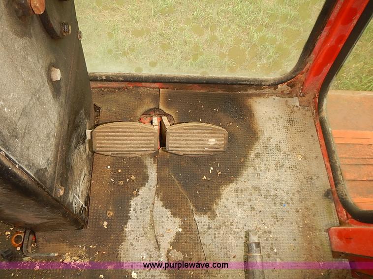 image for item J2075 Massey Ferguson 760 combine