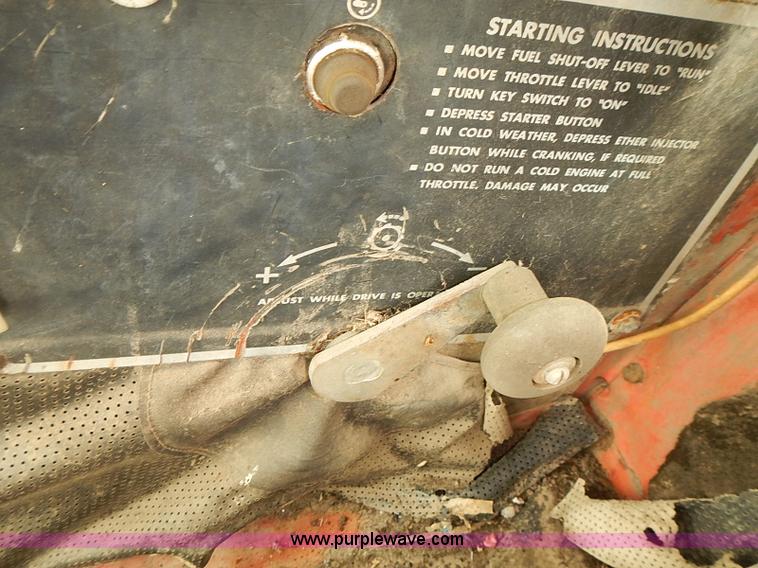 image for item J2075 Massey Ferguson 760 combine