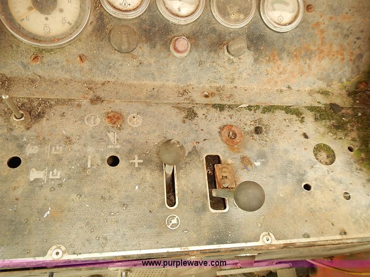 image for item J2075 Massey Ferguson 760 combine