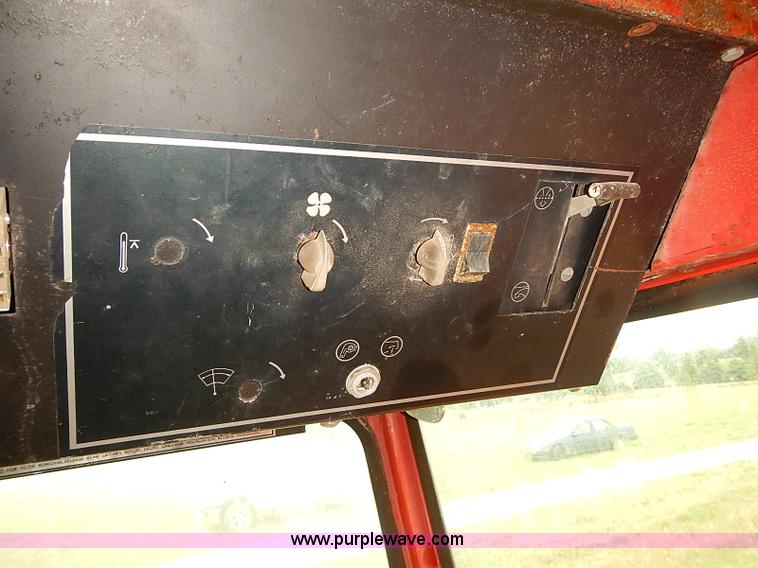 image for item J2075 Massey Ferguson 760 combine