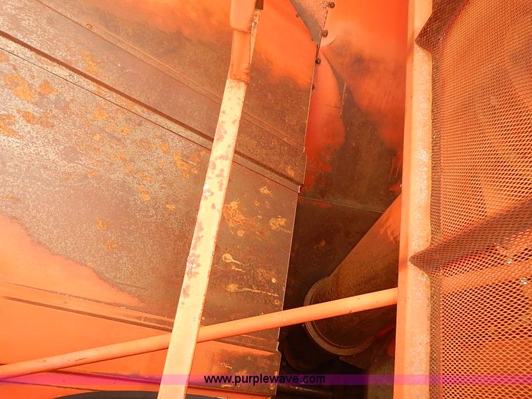 image for item J2075 Massey Ferguson 760 combine