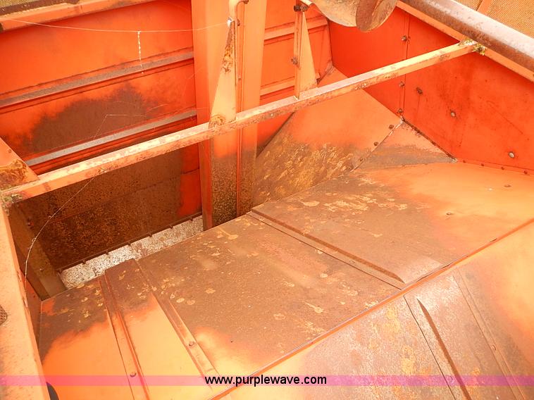 image for item J2075 Massey Ferguson 760 combine