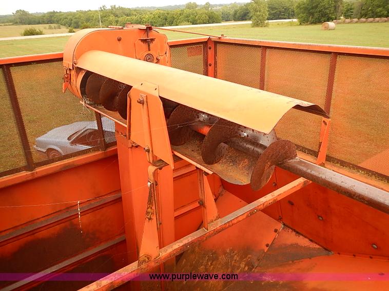 image for item J2075 Massey Ferguson 760 combine