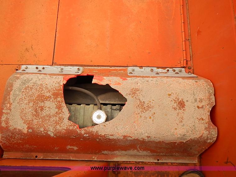 image for item J2075 Massey Ferguson 760 combine