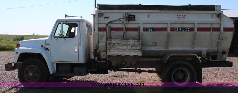 image for item J2156 1985 International S1900 feed truck