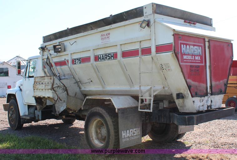image for item J2156 1985 International S1900 feed truck