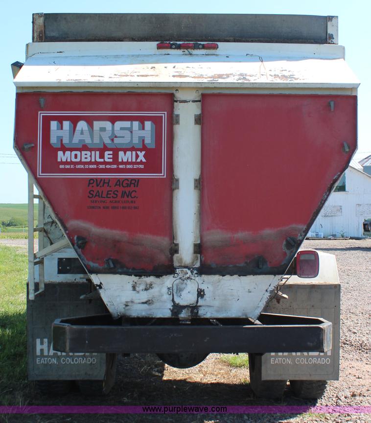 image for item J2156 1985 International S1900 feed truck