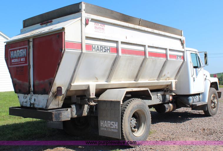 image for item J2156 1985 International S1900 feed truck