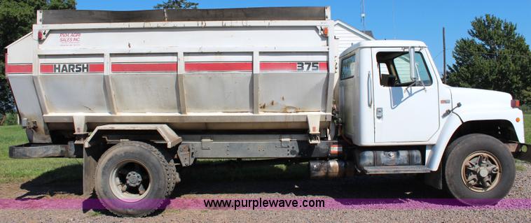 image for item J2156 1985 International S1900 feed truck