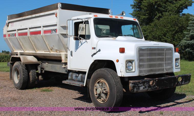 image for item J2156 1985 International S1900 feed truck