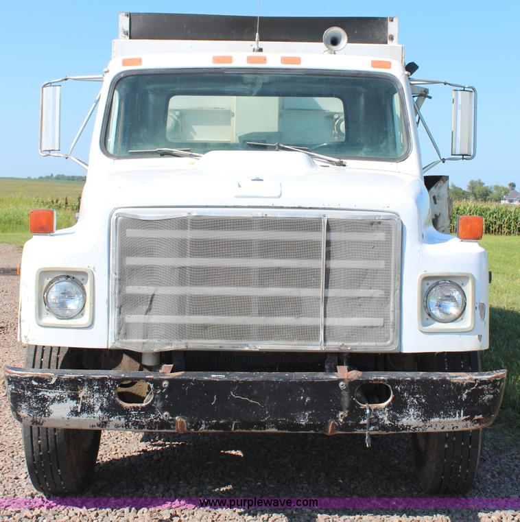 image for item J2156 1985 International S1900 feed truck
